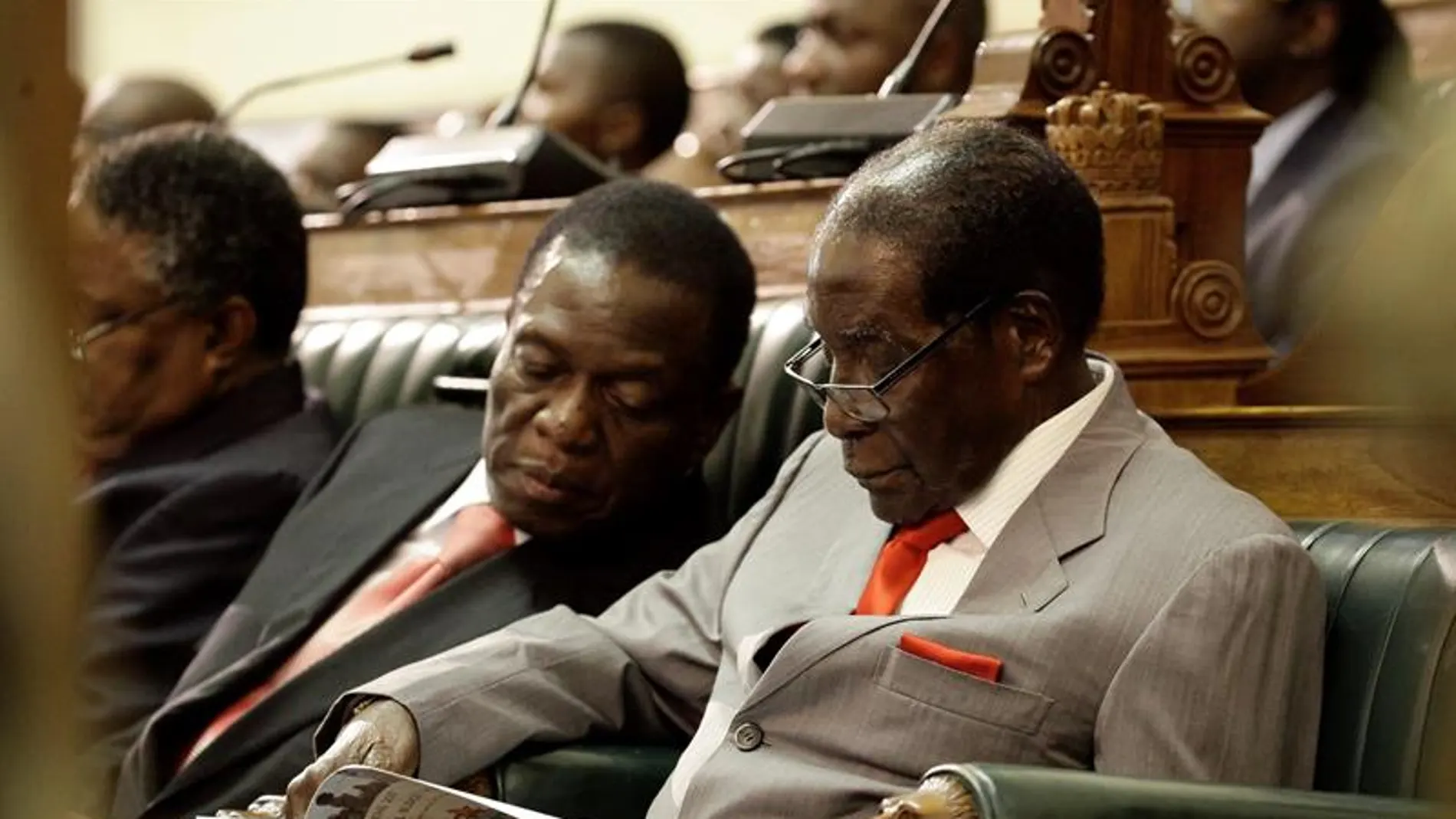  Foto de archivo del presidente de Zimbabue, Robert Mugabe, y del vicepresidente del país, Emmerson Mnangagwa
