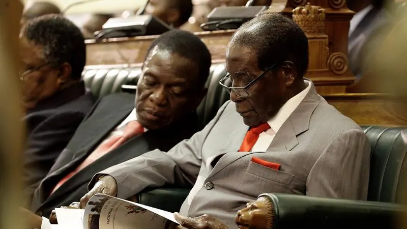  Foto de archivo del presidente de Zimbabue, Robert Mugabe, y del vicepresidente del país, Emmerson Mnangagwa