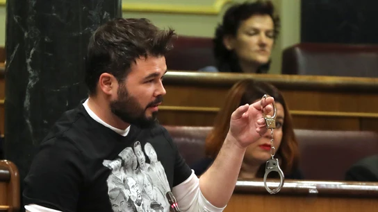 El diputado de ERC Gabriel Rufián, muestra unas esposas El diputado de ERC Gabriel Rufián, muestra unas esposas