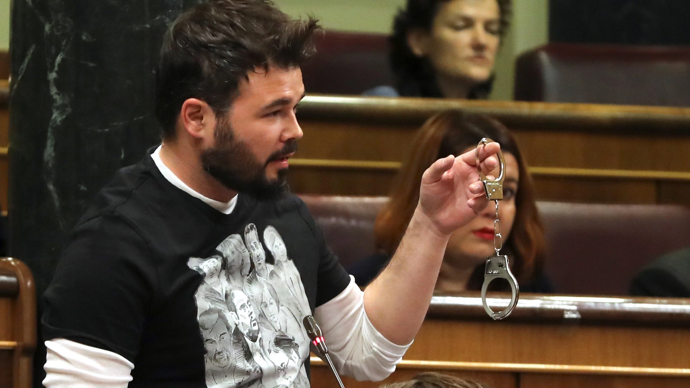 El diputado de ERC Gabriel Rufián, muestra unas esposas El diputado de ERC Gabriel Rufián, muestra unas esposas