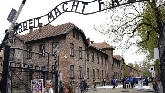 Vista de la entrada al antiguo campo de exterminio nazi de Auschwitz-Birkenau 