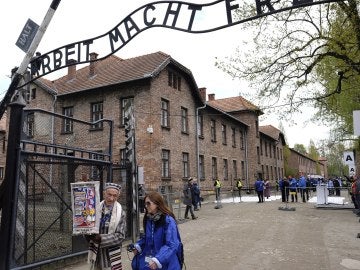 Vista de la entrada al antiguo campo de exterminio nazi de Auschwitz-Birkenau 