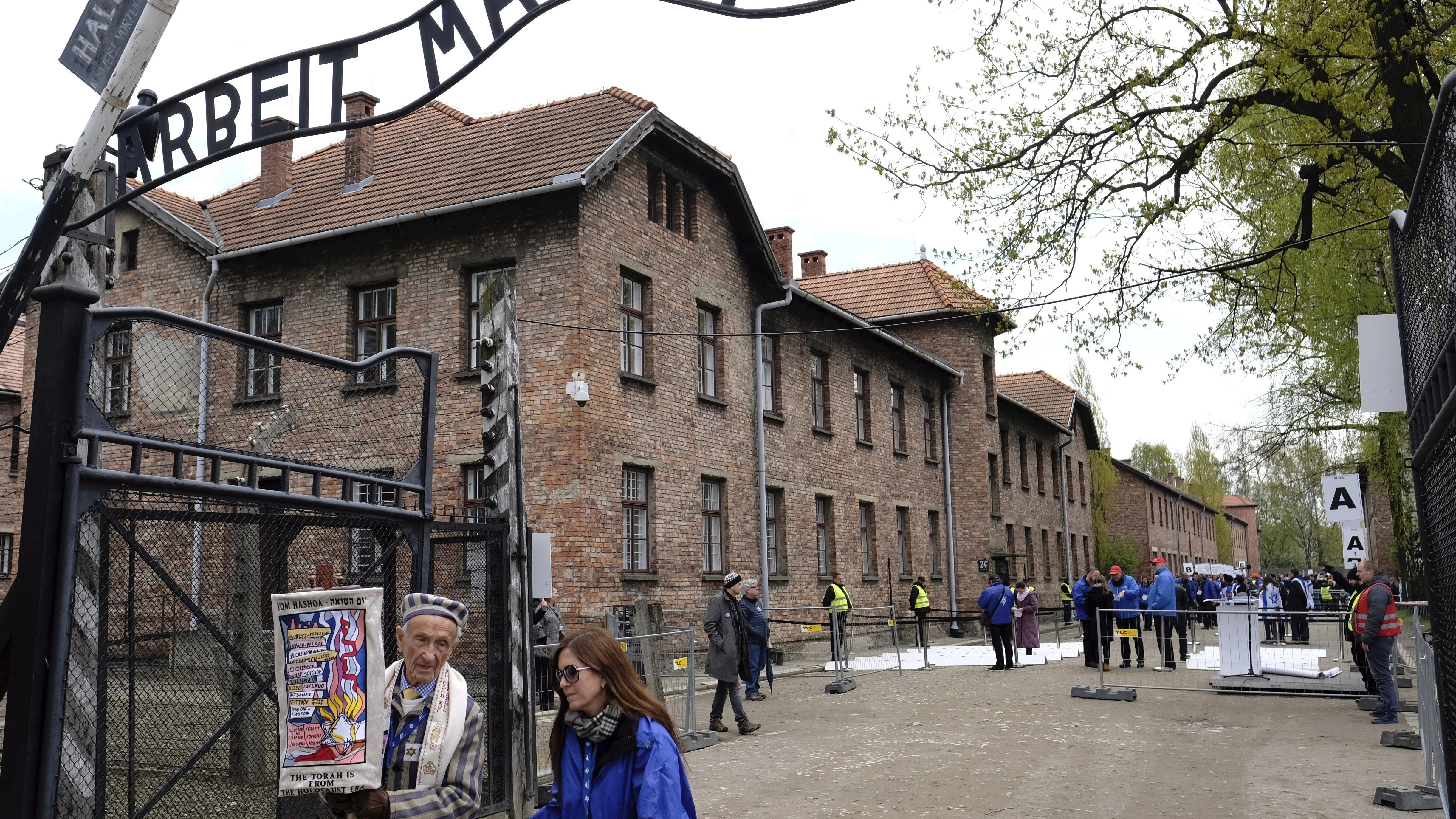 Vista de la entrada al antiguo campo de exterminio nazi de Auschwitz-Birkenau 