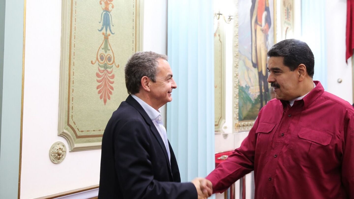 El presidente venezolano Nicol&aacute;s Maduro, con el ex presidente espa&ntilde;ol Jos&eacute; Luis Rodr&iacute;guez Zapatero
