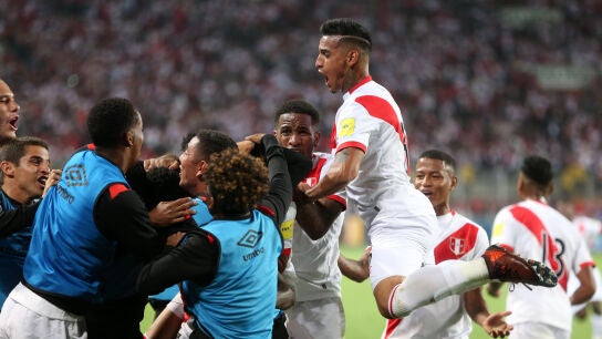 Los jugadores de Per&uacute; celebran el segundo gol ante nueva Zelanda