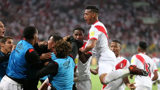 Los jugadores de Perú celebran el segundo gol ante nueva Zelanda Los jugadores de Perú celebran el segundo gol ante nueva Zelanda