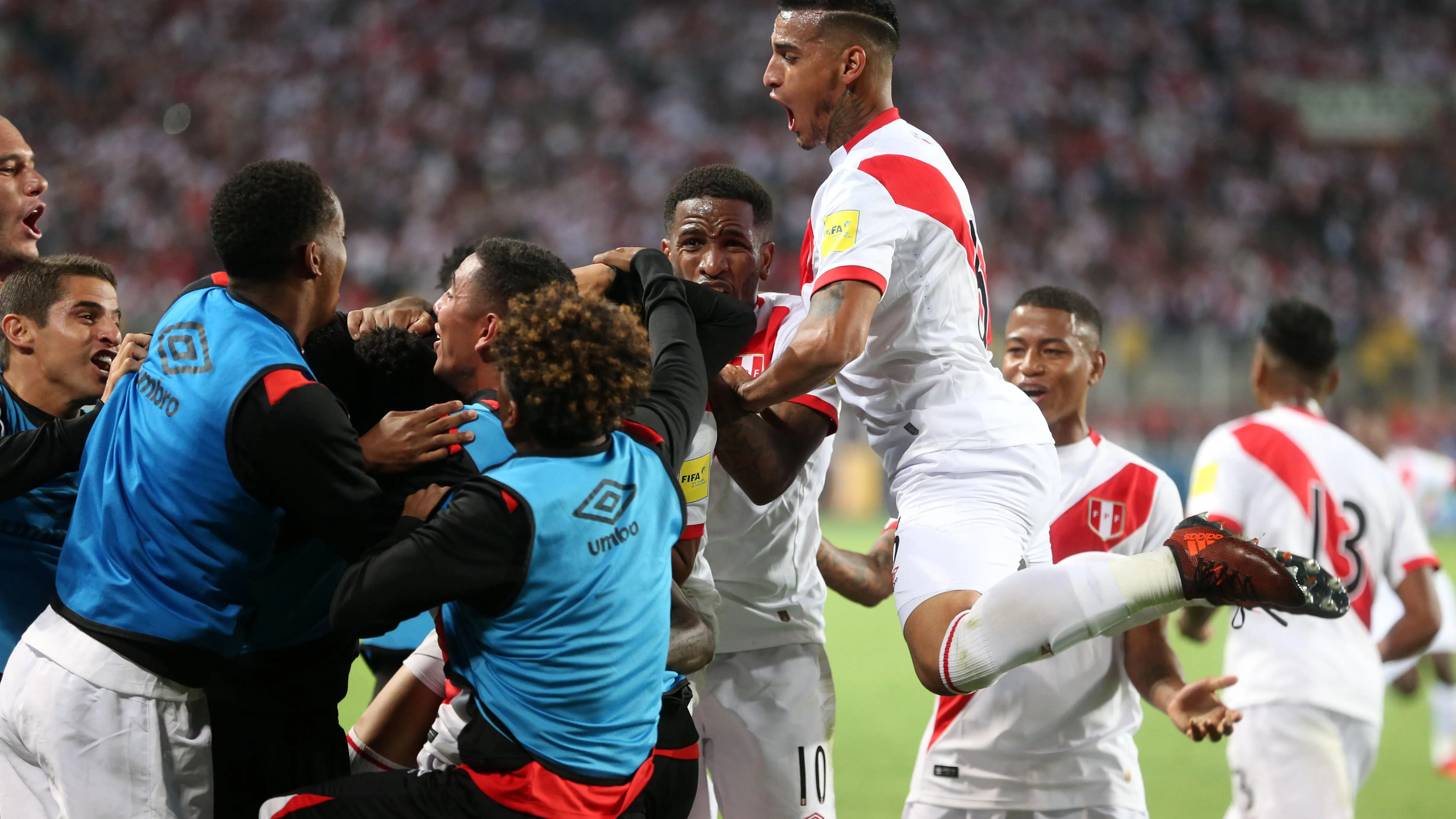 Los jugadores de Perú celebran el segundo gol ante nueva Zelanda