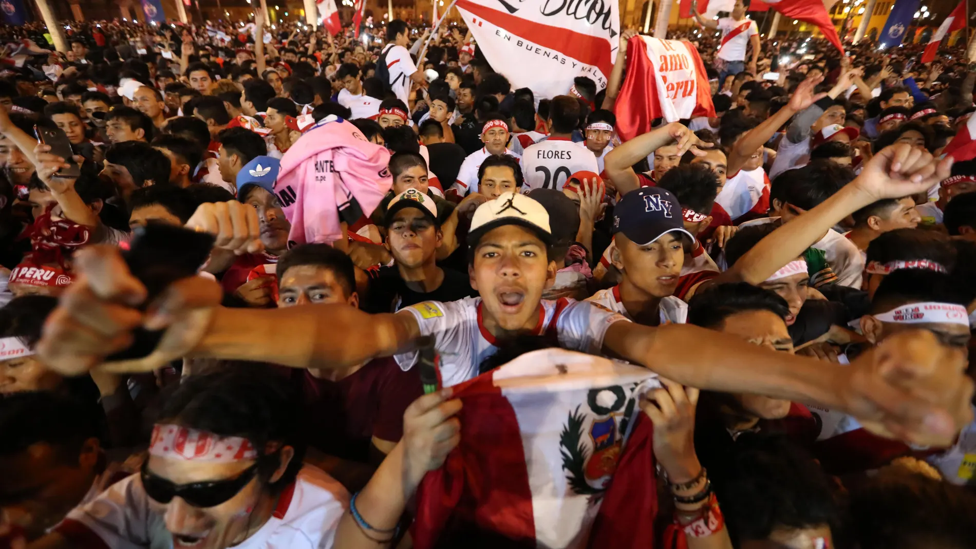 Miles de peruanos celebran en Lima la clasificación para el Mundial