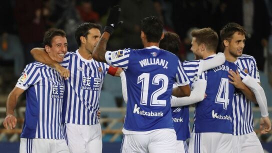 Los jugadores de la Real Sociedad celebran un gol