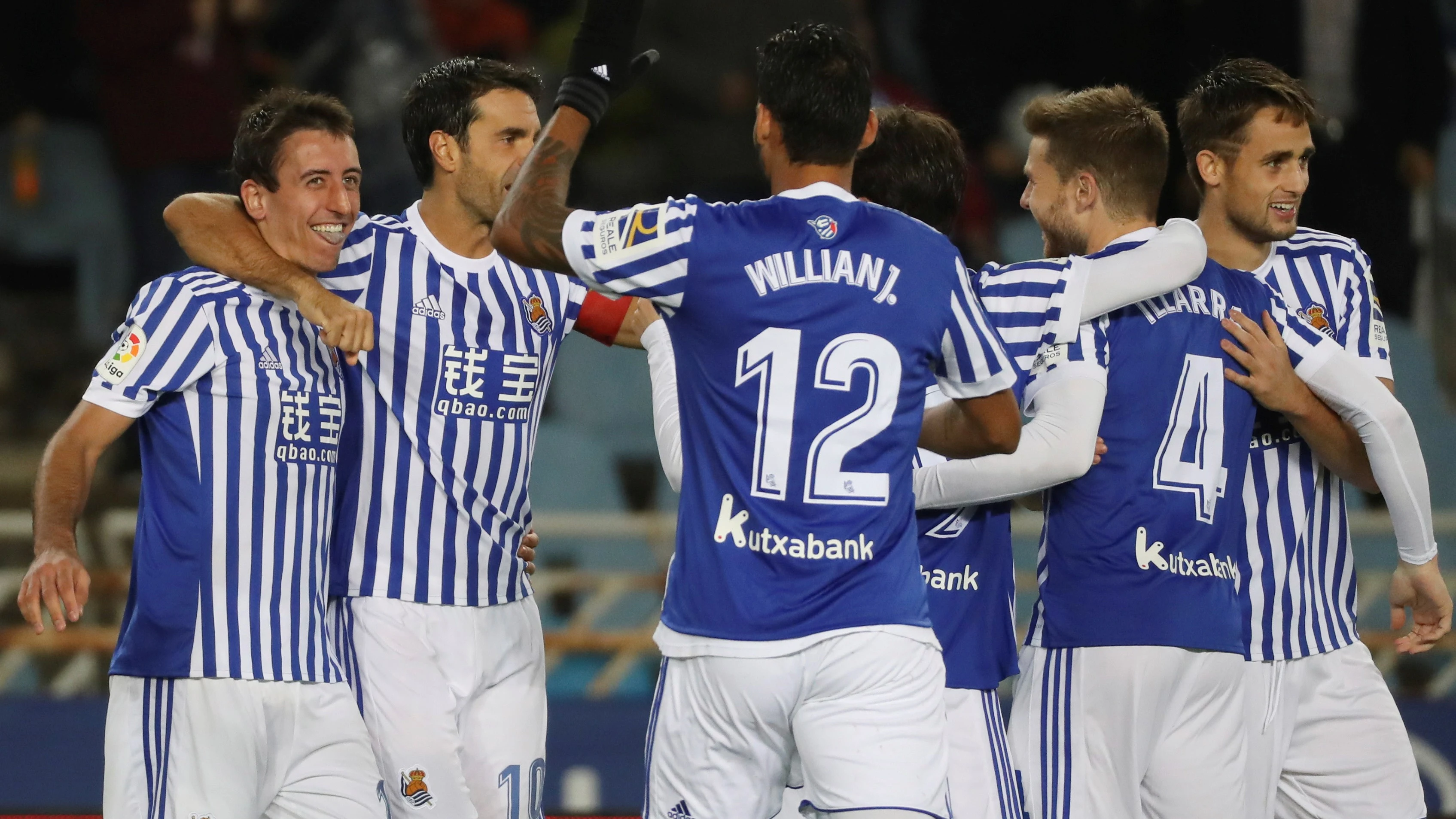 Los jugadores de la Real Sociedad celebran un gol