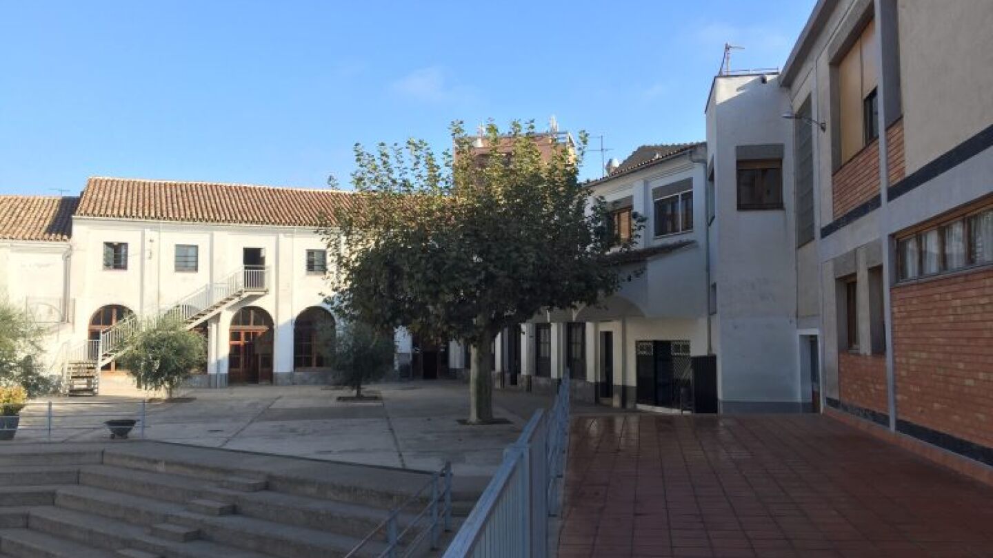 Patio de entrada del Colegio Mare de D&egrave;u de Les Borges Blanques
