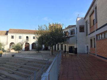 Patio de entrada del Colegio Mare de Dèu de Les Borges Blanques Patio de entrada del Colegio Mare de Dèu de Les Borges Blanques