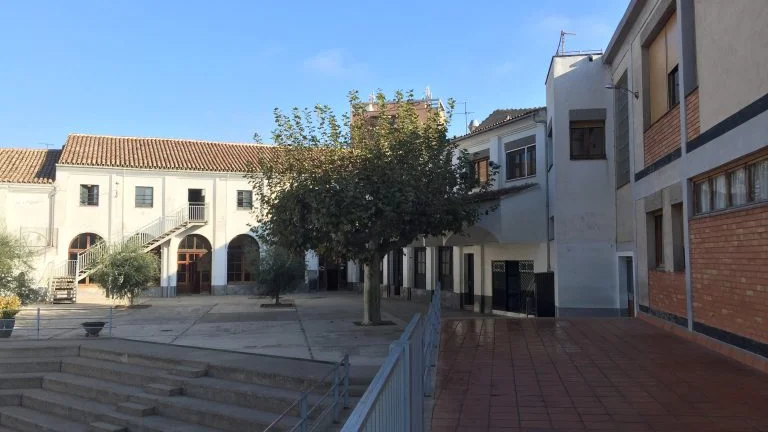 Patio de entrada del Colegio Mare de Dèu de Les Borges Blanques