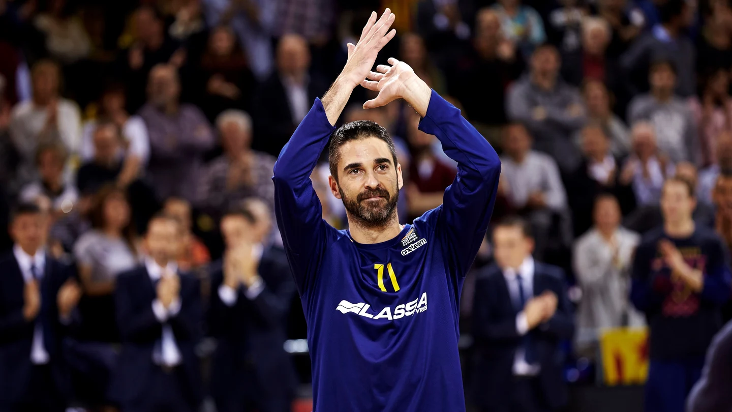 Juan Carlos Navarro aplaude a la afición por su homenaje Juan Carlos Navarro aplaude a la afición por su homenaje