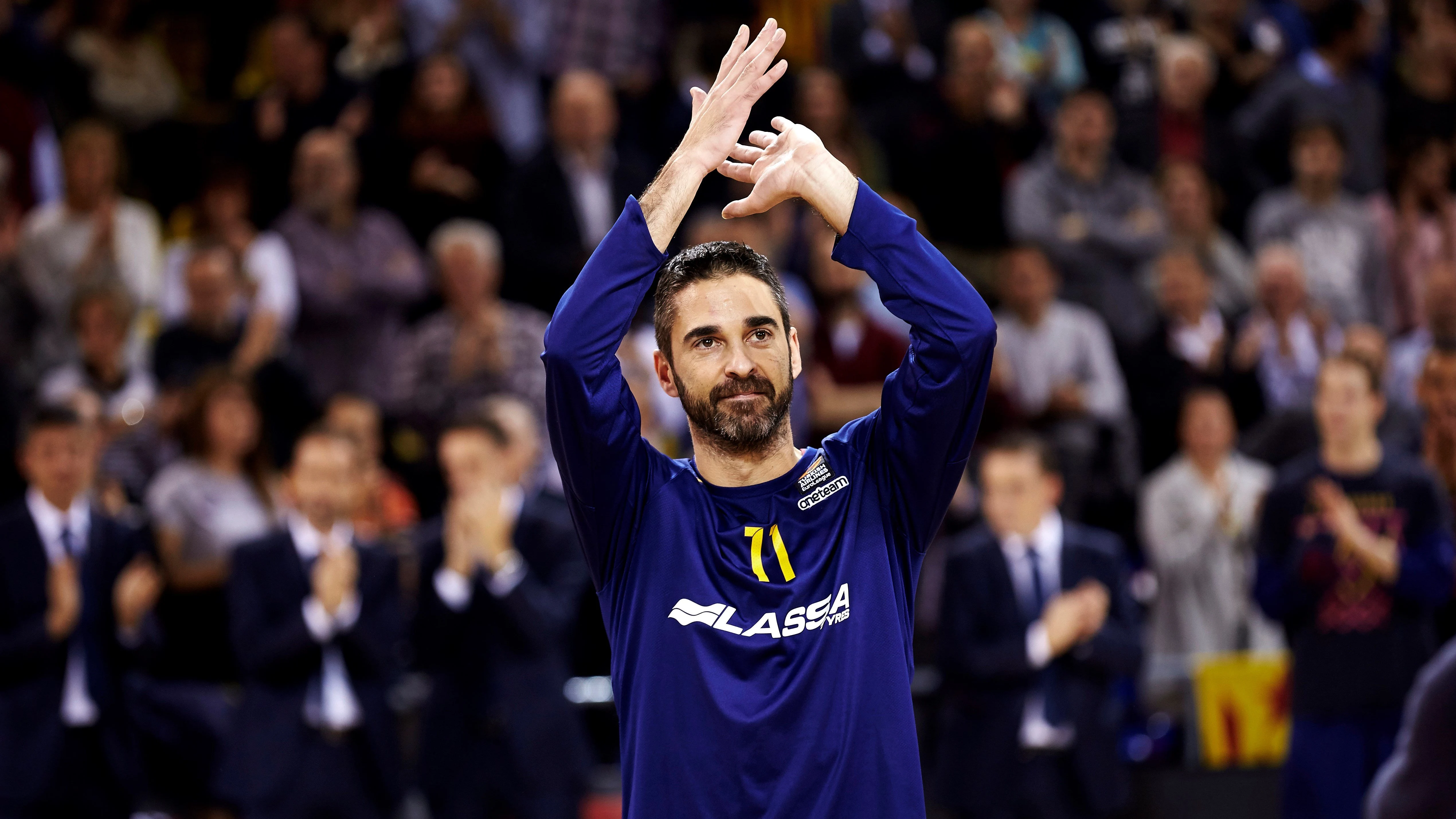 Juan Carlos Navarro aplaude a la afición por su homenaje