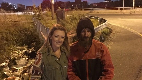 Imagen que la mujer subió con el indigente para recaudar fondos Imagen que la mujer subió con el indigente para recaudar fondos