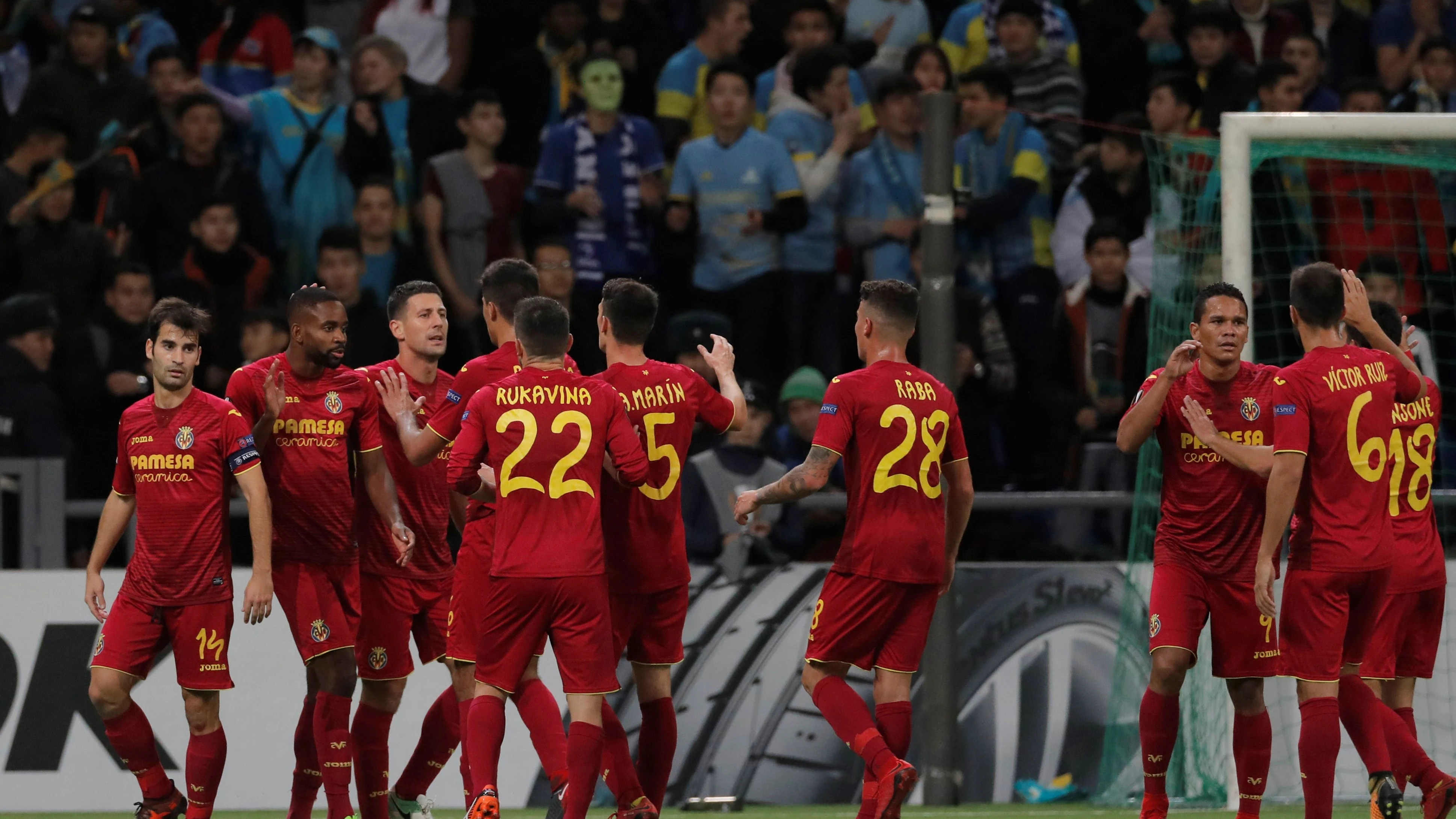 Los jugadores del Villarreal celebran su gol