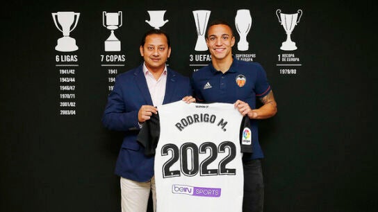 El Valencia anuncia la renovaci&oacute;n de Rodrigo