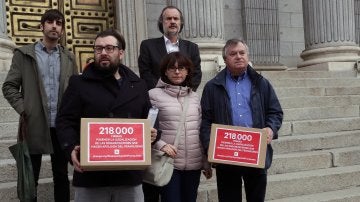 La ARMH presenta firmas para ilegalizar la Fundación Franco