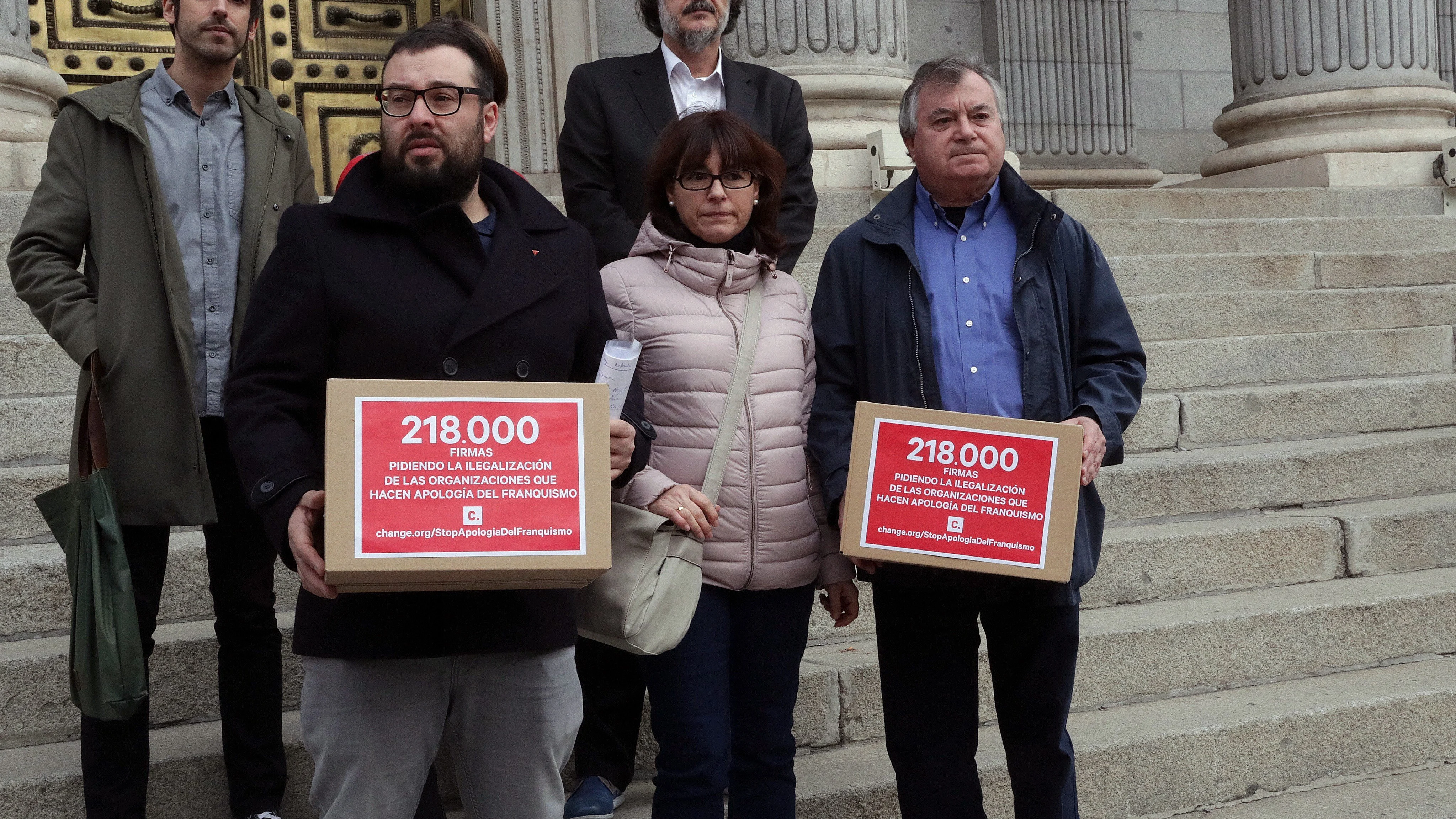 La ARMH presenta firmas para ilegalizar la Fundación Franco La ARMH presenta firmas para ilegalizar la Fundación Franco