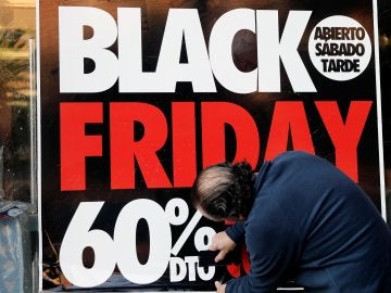 Un cartel del Black Friday en un escaparate. Un cartel del Black Friday en un escaparate.