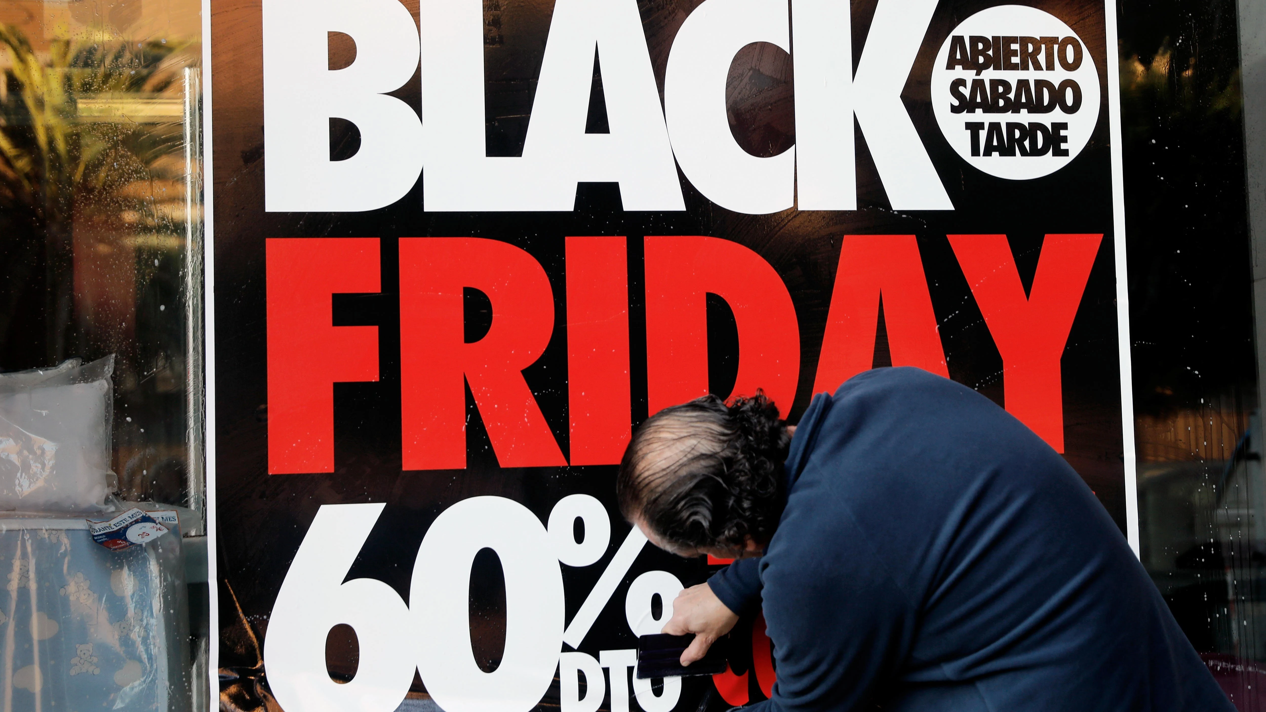 Un cartel del Black Friday en un escaparate.