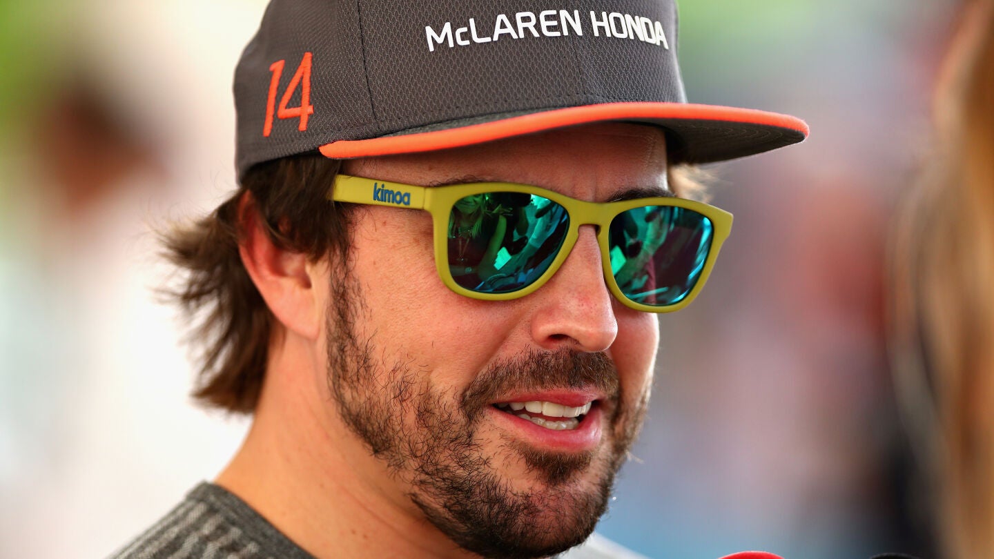 Fernando Alonso atiende a los medios en Abu Dabi