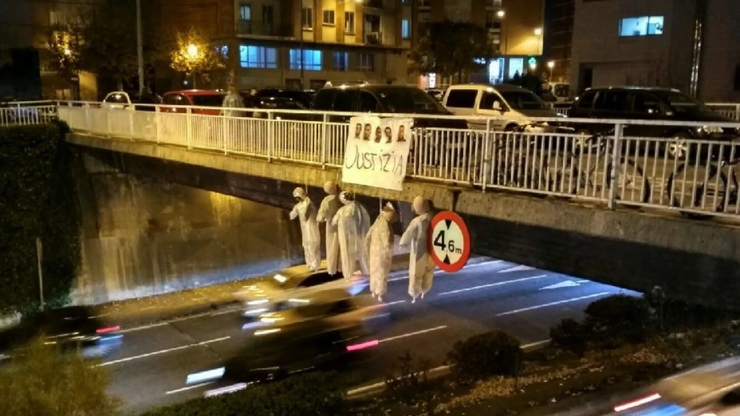 Cuelgan cinco muñecos ahorcados con la imagen de los miembros de 'La Manada' de un puente de Pamplona Cuelgan cinco muñecos ahorcados con la imagen de los miembros de 'La Manada' de un puente de Pamplona