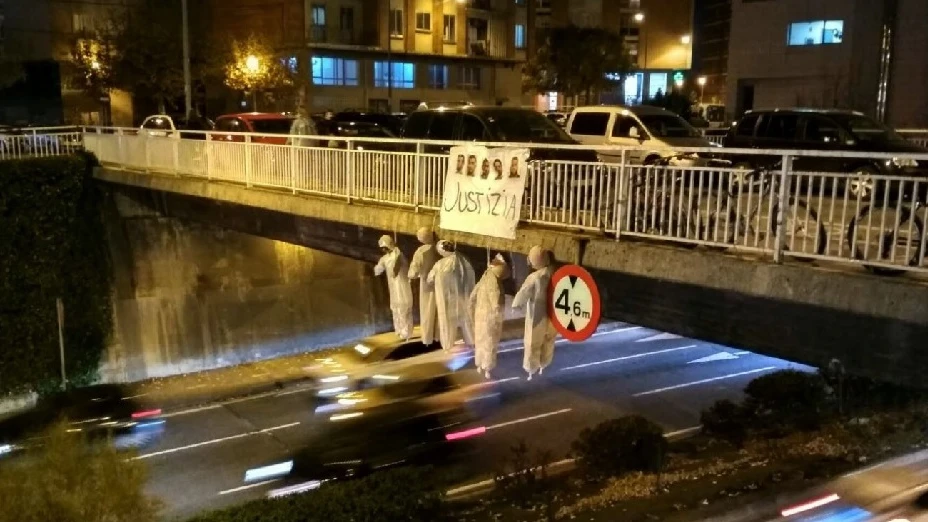 Cuelgan cinco muñecos ahorcados con la imagen de los miembros de 'La Manada' de un puente de Pamplona