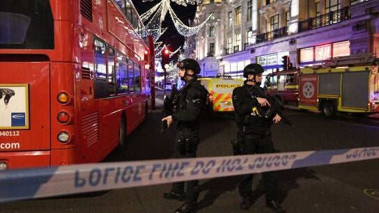 Varios polic&iacute;as fuertemente armados vigilan las inmediaciones de Oxford Circus
