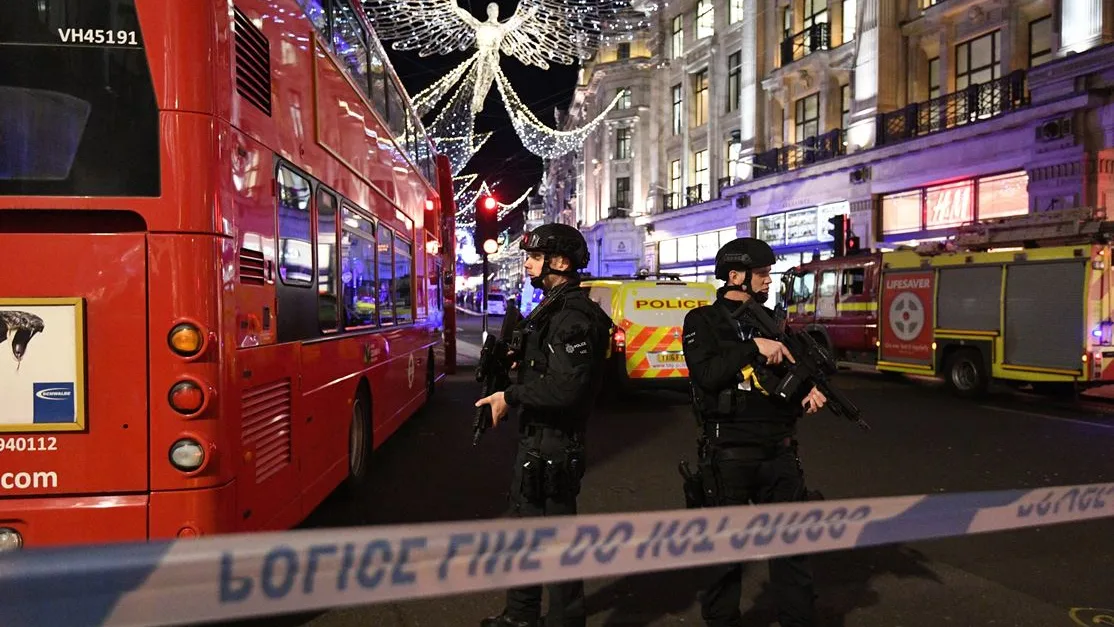 Varios policías fuertemente armados vigilan las inmediaciones de Oxford Circus