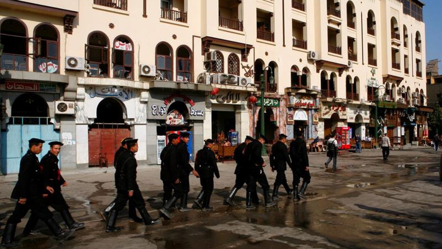 Fuerzas de seguridad patrullan en El Cairo, en Egipto