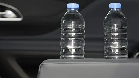 Botellas de agua en el coche Botellas de agua en el coche