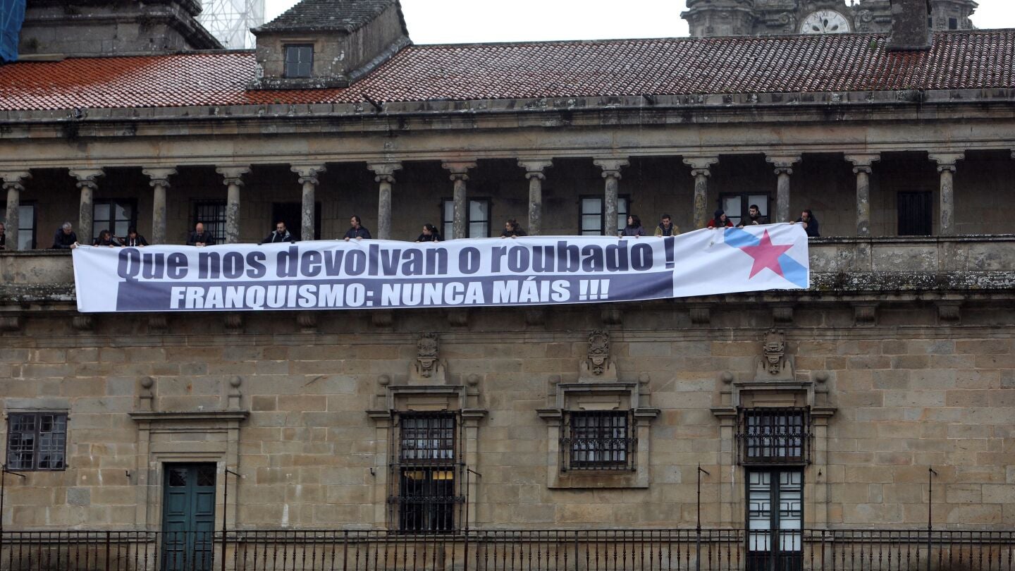 La portavoz del BNG en Bruselas, Ana Miranda, y el coordinador de Relaciones Internacionales, Rub&eacute;n Cela, participan en un acto simb&oacute;lico contra el expolio franquista en donde militantes colocaron un cartel en la fachada de la Catedral de Santiago