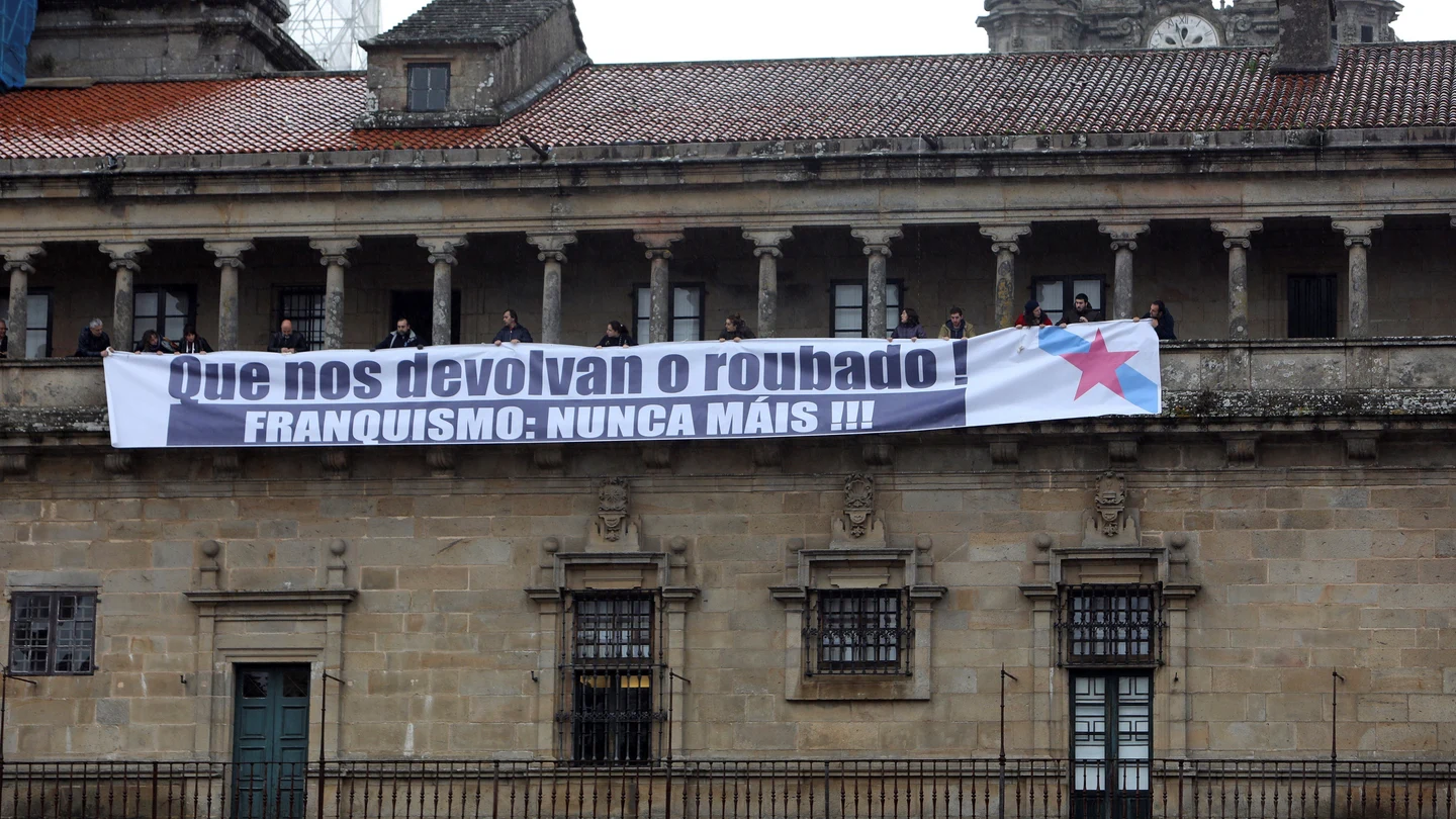 La portavoz del BNG en Bruselas, Ana Miranda, y el coordinador de Relaciones Internacionales, Rubén Cela, participan en un acto simbólico contra el expolio franquista en donde militantes colocaron un cartel en la fachada de la Catedral de Santiago La portavoz del BNG en Bruselas, Ana Miranda, y el coordinador de Relaciones Internacionales, Rubén Cela, participan en un acto simbólico contra el expolio franquista en donde militantes colocaron un cartel en la fachada de la Catedral de Santiago