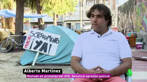 Las manifestaciones pacíficas en Murcia por el soterramiento que dieron paso a la violencia: "Un policía me pegó un puñetazo" Las manifestaciones pacíficas en Murcia por el soterramiento que dieron paso a la violencia: "Un policía me pegó un puñetazo"