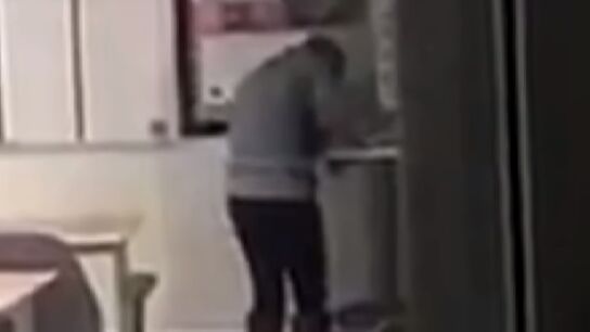 La profesora esnifando droga en una esquina de la clase