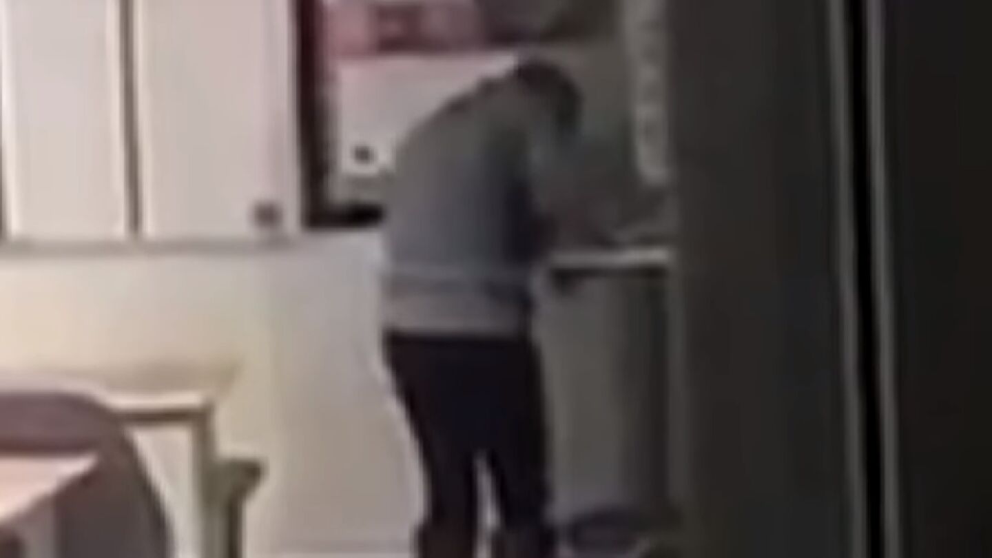 La profesora esnifando droga en una esquina de la clase
