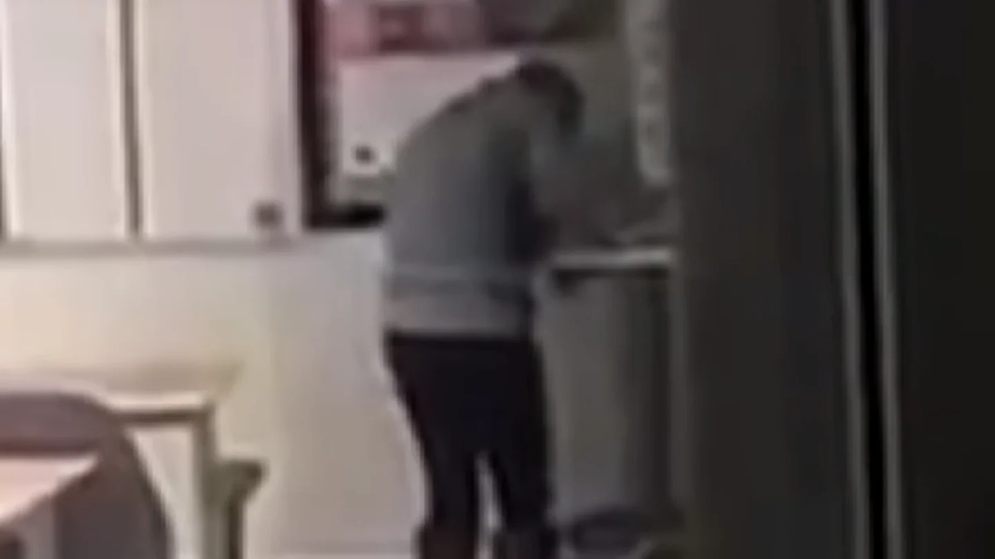 La profesora esnifando droga en una esquina de la clase La profesora esnifando droga en una esquina de la clase