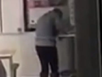 La profesora esnifando droga en una esquina de la clase La profesora esnifando droga en una esquina de la clase