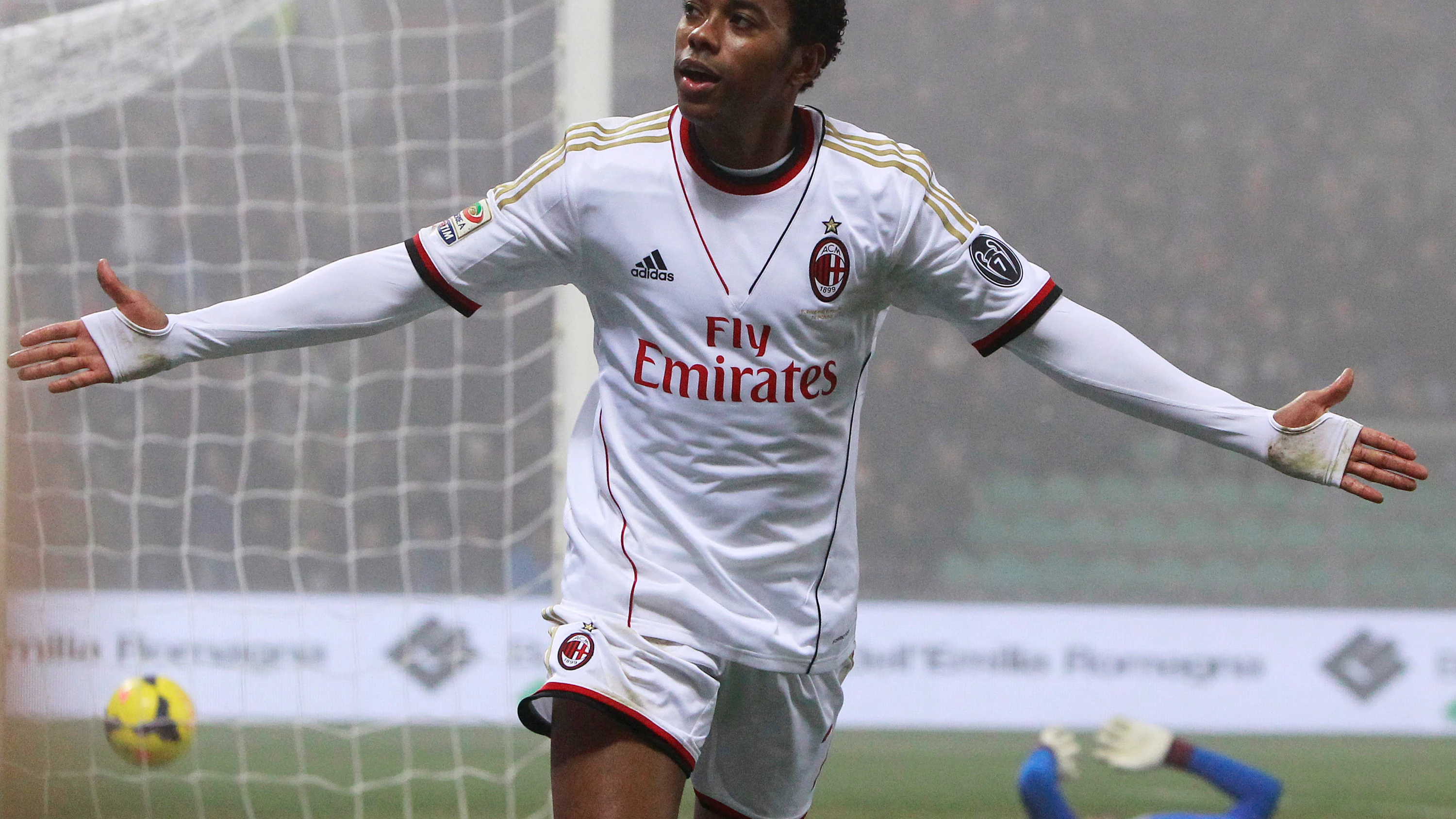 Robinho celebra un gol con el Milan