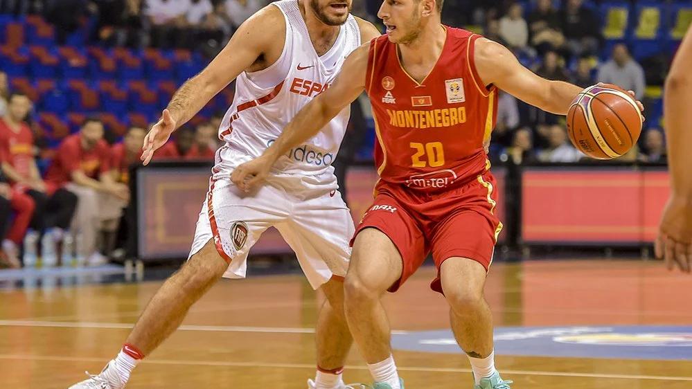 España ganó a Montenegro en su debut en la clasificación hacia el Mundial