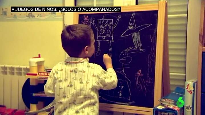 Un niño pintando en una pizarra