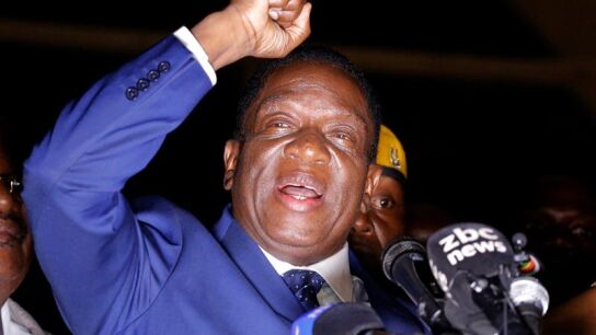 Emmerson Mnangagwa, se dirige a la prensa y al pueblo de Zimbabue en la sede del partido Uni&oacute;n Nacional Africana de Zimbabue