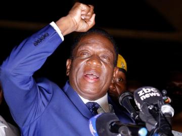 Emmerson Mnangagwa, se dirige a la prensa y al pueblo de Zimbabue en la sede del partido Unión Nacional Africana de Zimbabue Emmerson Mnangagwa, se dirige a la prensa y al pueblo de Zimbabue en la sede del partido Unión Nacional Africana de Zimbabue