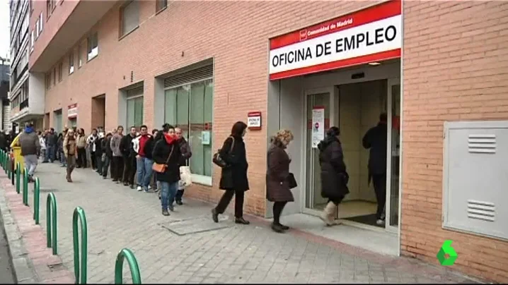 Varios ciudadanos hacen cola en una oficina de empleo 