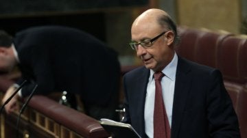 El ministro de Hacienda, Cristóbal Montoro, en la tribuna del Congreso de los Diputados