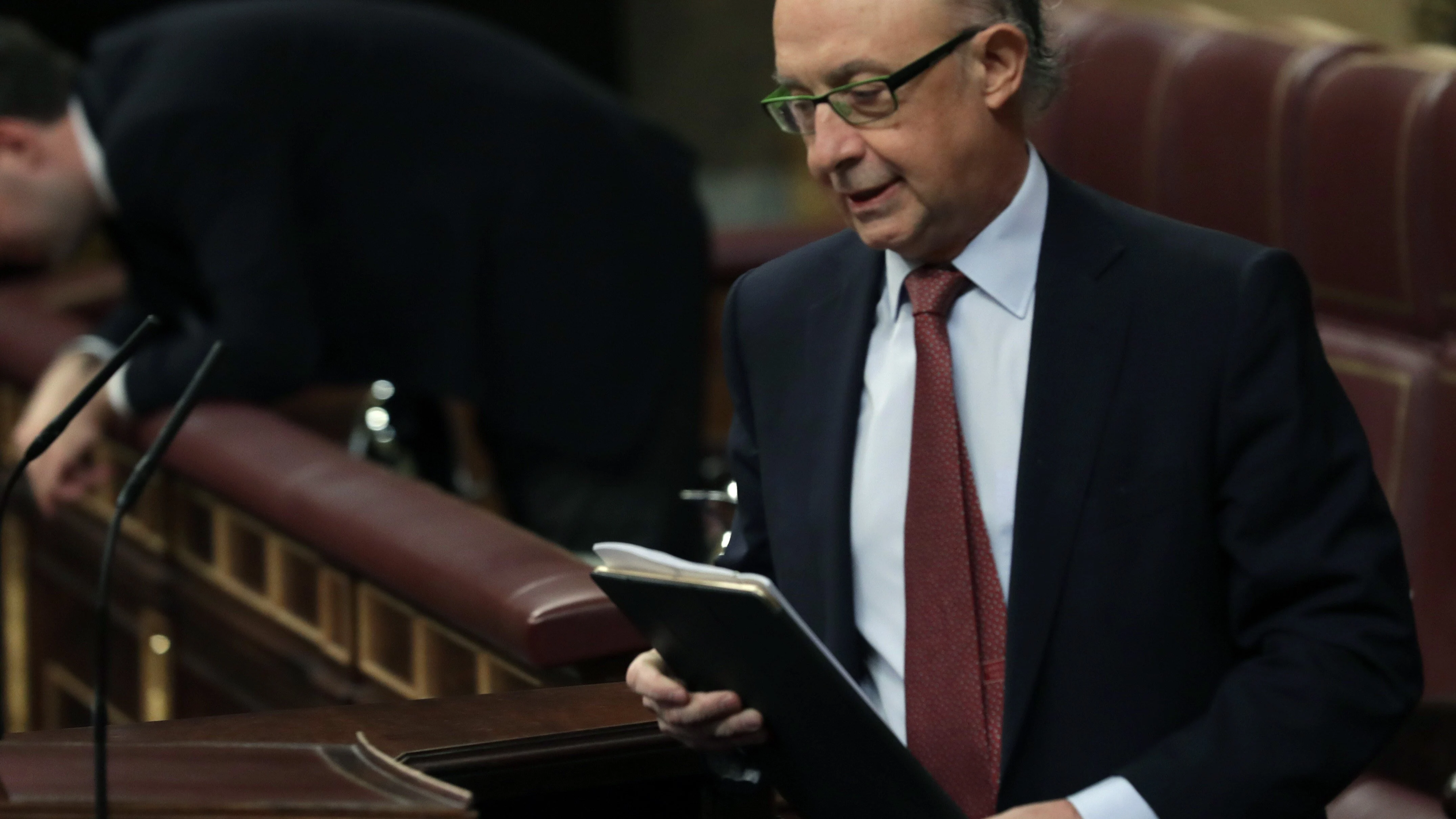 El ministro de Hacienda, Cristóbal Montoro, en la tribuna del Congreso de los Diputados