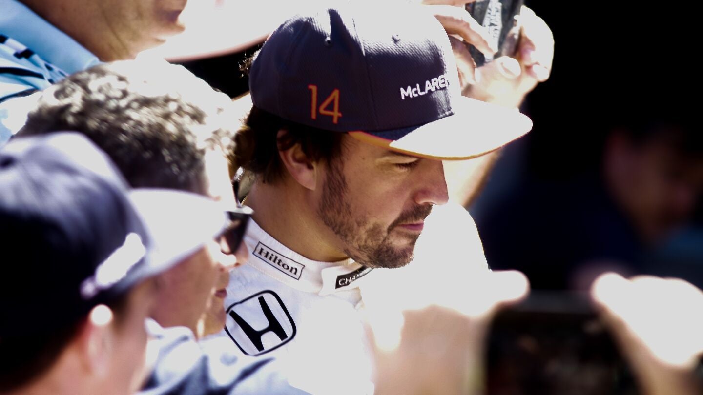 Fernando Alonso atiende a los medios de comunicaci&oacute;n