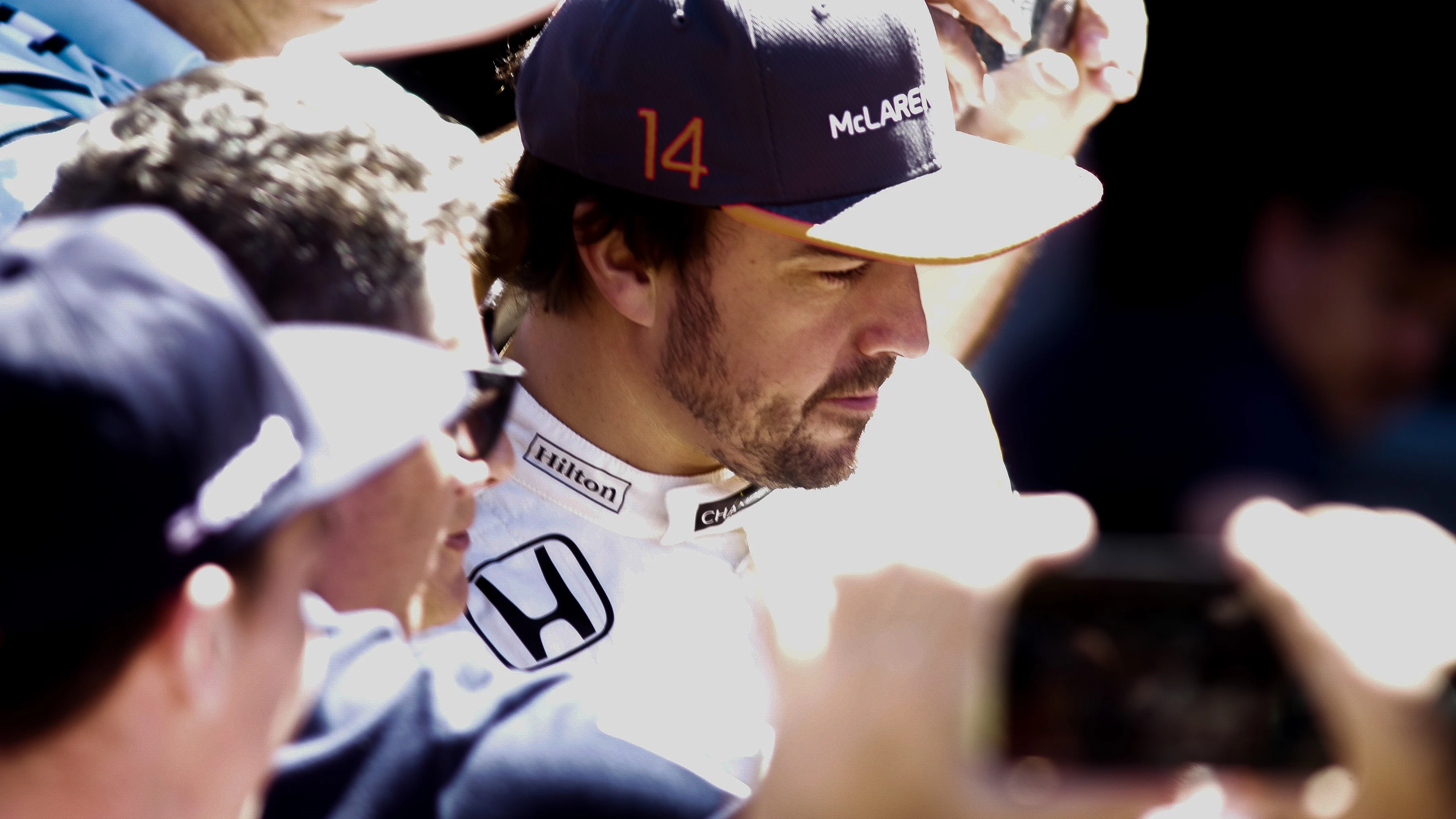 Fernando Alonso atiende a los medios de comunicación